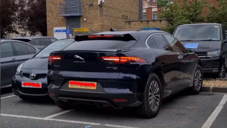 Πήγε να ξεπαρκάρει την Jaguar και τα έκανε μαντάρα!